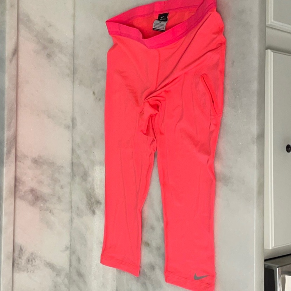 Nike NWOT Dri-Fit Medium leggings hot pink 💗🤩